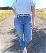 Load image into Gallery viewer, Over Achiever Distressed Jean