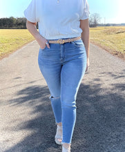 Load image into Gallery viewer, Over Achiever Distressed Jean